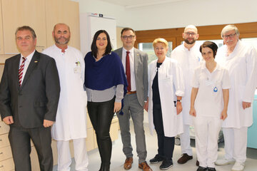 Manfred Degendorfer, der kaufmännische Direktor des Krankenhauses Oberpullendorf, Dr. Paul Gabriel, Primar der Internen Abteilung des Krankenhauses, Landesrätin Astrid Eisenkopf, KRAGES-Geschäftsführer Harald Keckeis mit den diensthabenden Mitarbeiter