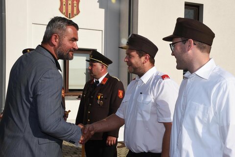 Landesrat Heinrich Dorner gratuliert den ausgezeichneten Feuerwehrmitgliedern.