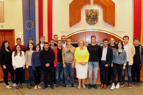 Die Lehrlinge in der Landesverwaltung mit Landtagspräsidentin Verena Dunst, Arbeitsmarktlandesrat Christian Illedits und Infrastrukurlandesrat Heinrich Dorner im Landtagssitzungssaal im Landhaus in Eisenstadt