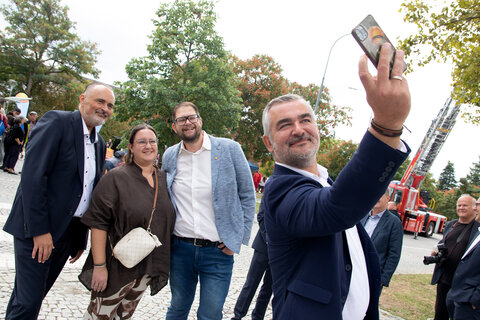 Hautnah bei den Bürgerinnen und Bürgern: Landeshauptmann Hans Peter Doskozil, die Landesrätinnen und Landesräte sowie Mitarbeiterinnen und Mitarbeiter des Landes präsentierten die Arbeit der Landesverwaltung persönlich. Da durfte natürlich auch das eine oder andere gemeinsame Selfie nicht fehlen.