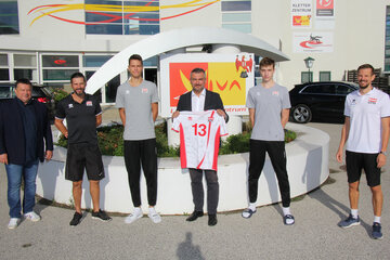 Landessportzentrum VIVA-Geschäftsführer Bernd Dallos, Trainer Markus Hirczy, Michael Czerwinski, hotVolleys Wien, Sportlandesrat Heinrich Dorner, Richard Hensel, hotVolleys Wien, und Sportdirektor Dr. Gottfried Rath, Österreichischer Volleyball Verband