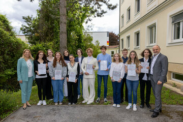Bildungslandesrätin Mag.a (FH) Daniela Winkler (l.) und Bildungsdirektor Mag. Heinz Josef Zitz (r.) gratulierten den Siegerinnen und Siegern des 70. Redewettbewerbes des Landesjugendreferates.