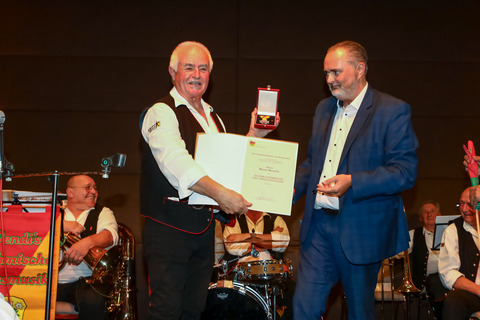 Landeshauptmann Hans Peter Doskozil dankte Werner Wendelin für sein musikalisches Lebenswerk und überreichte das Goldene Ehrenzeichen des Landes Burgenland