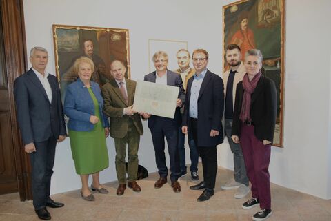 Die Organisatoren mit einem Faksimile der Urkunde vom 30. Juni 1524.