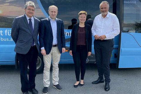 Grenzübertritt bei Záhony-Chop: Landeshauptmann Hans Peter Doskozil mit dem ukrainischen Botschafter Vasyl Khymynets (2.v.l.), Sonja Schragen (Österreichische Botschaft in der Ukraine) und Florian Raunig (Außenministerium)