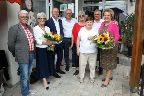 Landtagspräsidentin Verena Dunst (r.) mit Aloisia Bischof (3.v.r.) und ihrer Familie sowie Landtagsabgeordneter Doris Proshaka (2.v.l.) und dem SPÖ-Spitzenkandidaten der Gemeinderats- und Bürgermeisterwahl 2022, Gerhard Resner (3.v.l.).