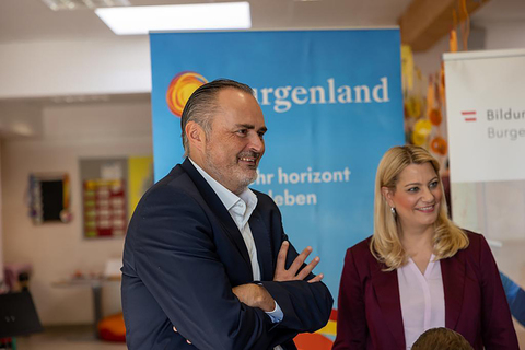 LH Doskozil und Landesrätin Winkler bei der Übergabe der Blockflöten in der Volksschule Mattersburg