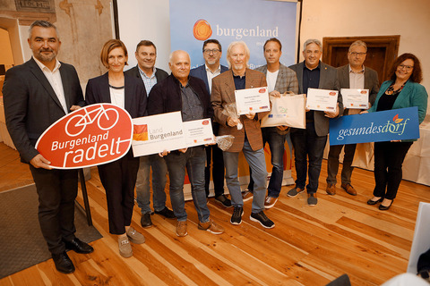 Christine Zopf-Renner und Landesrat Heinrich Dorner mit Bürgermeister Gerhard Petschowitsch (Gemeinde Horitschon), Vizebürgermeister Andreas Welkovits und Gemeindevorstand Michael Giefing (Gemeinde Kaisersdorf) sowie Bürgermeister Jürgen Karall und Günter Kratzer (Gemeinde Markt St. Martin) sowie Bürgermeister Johann Weber und Franz Gesslbauer (Gemeinde Eberau, Bester Neueinsteiger: Gesundes Dorf Eberau).