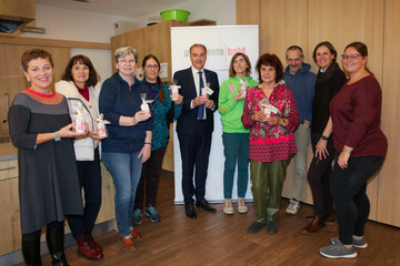 Soziallandesrat Dr. Leonhard Schneemann bekam von den Klientinnen und Klienten des pro mente Hauses in Zurndorf die Weihnachtskerzen für die Aktion „Ein Schneemann gegen soziale Kälte“ überreicht. Die Übergabe erfolgte im pro mente Haus in Mattersburg (v.l.): pro mente Burgenland Geschäftsführerin Obfrau Mag.a Eva Blagusz, Erni Kiss (Mitarbeiterin pro mente Zurndorf), die Klientinnen Katalin Melcer und Sonja Gredinger (pro mente Zurndorf), Soziallandesrat Dr. Leonhard Schneemann, die KlientInnen Sandra Watzka, Evelin Lichtenberger und Florian Zacherl (pro mente Zurndorf), pro mente Burgenland Vorständin Obfrau-Stv.in Mag.a Sonja Karall und Jasmin Tinhof, Standortleitung pro mente Mattersburg