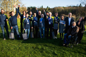 Gruppenfoto mit Landesrat Dr. Leonhard Schneemann und Mag. Heinrich Dorner sowie pro mente Burgenland-Geschäftsführerin MMag. Eva Blagusz, Betreuerinnen und Betreuern und Sportlern des Team Dornau sowie von pro mente Burgenland, Haus Kohfidisch).