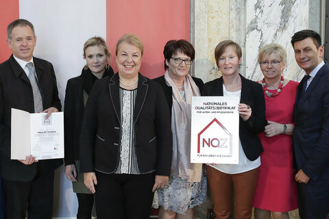 Soziallandesrat Illedits und Sozialministerin Beate Hartinger-Klein bei der feierlichen Überreichung des Nationalen Qualitätszertifikats für Alten- und Pflegeheime