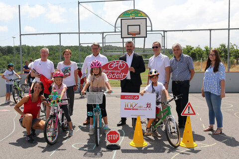 Ernst Wild, Obmann ASV Draßburg, gemeinsam mit DI Christine Zopf-Renner, Leiterin Mobilitätszentrale Burgenland, ASKÖ-Präsident Dr. Alfred Kollar, Verkehrslandesrat Heinrich Dorner, Ing. Christoph Haider, Bgm. Draßburg, Andreas Bandat, Vizebgm. Draßburg, Bettina Straub, ASKÖ-Trainerin, und Kinder der Ferienbetreuung in Draßburg beim kostenlosen Radfahrkurs.