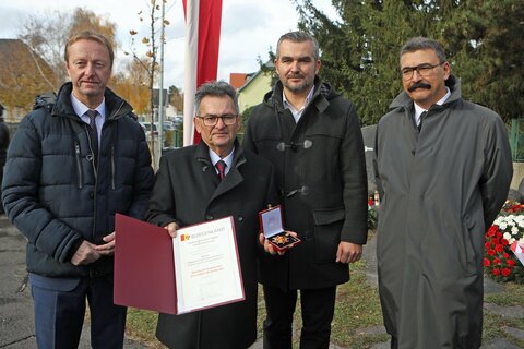 Landeshauptmann-Stellvertreter Johann Tschürtz, Landesrat Heinrich Dorner und Christian Klippl (Obmann Kulturverein Österreichischer Roma) (v.l.) mit Emmerich Gärtner-Horvath (2.v.l.).