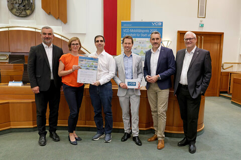 Heinrich Dorner übergibt den VCÖ Mobilitätspreis an das Projekt Fairlagern