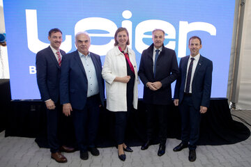 Wirtschafts-Landesrat Dr. Leonhard Schneemann (2.v.l.) gratulierte zum 60-Jahres-Jubiläum sowie zur neuen Firmenzentrale. Mit ihm am Foto: Matthias Ebner, Unternehmensgründer Kommerzialrat Michael Leier, Staatssekretärin MMag.a Barbara Eibinger-Miedl und Thomas Ebner (v.l.).