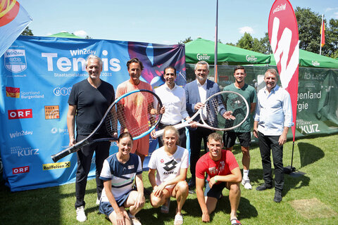ÖTV-Präsident Martin Ohneberg, Sportlicher Leiter der Tennisakademie in Oberpullendorf Wolfgang Thiem, Vorstandsvorsitzender der Burgenland Energie Stephan Sharma, Sport-Landesrat Heinrich Dorner sowie Organisator Günter Kurz (stehend v.l.) mit Teilnehmerinnen und Teilnehmern der ÖTV-Staatsmeisterschaft Dennis Nowak (stehend 2.v.r.), Marion Maruska, Sinja Kraus und Filip Misolic (hockend v.l.).