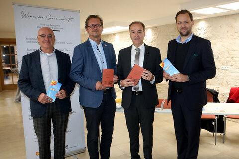 Landesrat Dr. Leonhard Schneemann (2.v.r.) mit Dr. Karl Heinz Lippl (PSD Nord), Dr. Gerhard Miksch (PSD Süd) und Geschäftsführer Dr. Johannes Zsifkovits (Sozialer Dienst Burgenland GmbH).