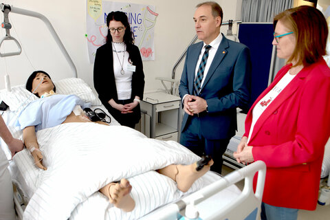 irektorin Gabriele Ehrenhöfer, MSc (Schule für allgemeine Gesundheits- und Krankenpflege Oberwart und Expositur Eisenstadt) mit Soziallandesrat Dr. Leonhard Schneemann im Zuge des Tages der Offenen Tür in Oberwart.
