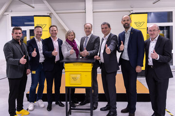 Gruppenbild von der Eröffnungsfeier mit (v.l.) Stefan Glavanits (PostAG, Standortleitung), Dominik Nagel (PostAG, Distributionsleitung Ost), Matthias Unger (CEO Unger Steel Group), LAbg. Bürgermeisterin Claudia Schlager, Landesrat Dr. Leonhard Schneemann, PostAG Generaldirektor-Stellvertreter DI Peter Umundum, Matthias Hofmann (PostAG, Geschäftsfeldleitung Distribution), Franz Heissenberger (PostAG, Regionalleitung Burgenland).