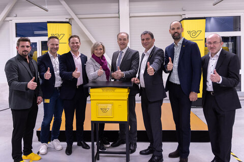 Gruppenbild von der Eröffnungsfeier mit (v.l.) Stefan Glavanits (PostAG, Standortleitung), Dominik Nagel (PostAG, Distributionsleitung Ost), Matthias Unger (CEO Unger Steel Group), LAbg. Bürgermeisterin Claudia Schlager, Landesrat Dr. Leonhard Schneemann, PostAG Generaldirektor-Stellvertreter DI Peter Umundum, Matthias Hofmann (PostAG, Geschäftsfeldleitung Distribution), Franz Heissenberger (PostAG, Regionalleitung Burgenland).
