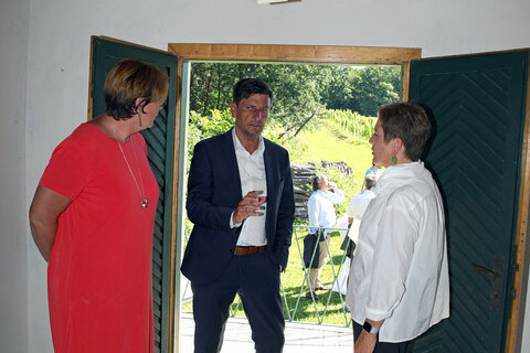 Sozial- und Wirtschaftslandesrat Christian Illedits, pro mente Burgenland Obfrau und Geschäftsführerin Eva Blagusz (hinten ganz rechts), pro mente Burgenland Geschäftsführerin Petra Prangl (hinten links), Wilhelm Pfeiffer, Direktor der Landesberufsschule Pinkafeld (vorne links), Manfred Ringhofer, Fachschule für Keramik und Ofenbau Stoob, (vorne rechts) und Architekt Wilhelm Czencz (hinten mitte) vor dem Kellerstöckl am Csaterberg