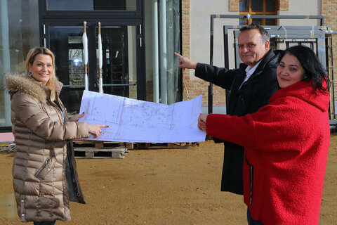 Landesrätin Daniela Winkler überzeugte sich gemeinsam mit Bürgermeister Gerhard Dreiszker und Volksschuldirektorin Edith Novak vom Baufortschritt