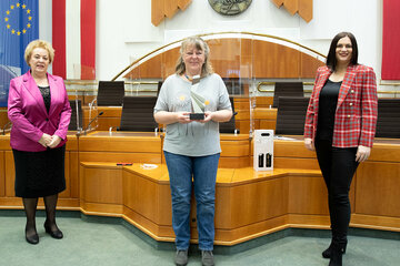 Landtagspräsidentin Verena Dunst, Gabi Arenberger und Landeshauptmann-Stellvertreterin Astrid Eisenkopf bei der Verleihung des Rosa-Jochmann-Preises 2020
