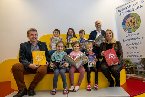 Norbert Kappel (Schulclusterleiter Frauenkirchen), Bürgermeister Hannes Schmid, Landesrätin Daniela Winkler mit Kindern der Volksschule Frauenkirchen.