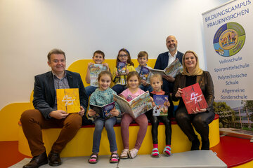 Norbert Kappel (Schulclusterleiter Frauenkirchen), Bürgermeister Hannes Schmid, Landesrätin Daniela Winkler mit Kindern der Volksschule Frauenkirchen.