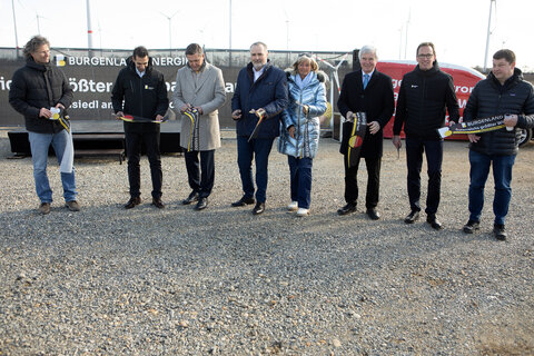 Landeshauptmann Hans Peter Doskozil gemeinsam mit Infrastrukturminister Peter Hanke, Bürgermeisterin Landtagsabgeordnete Elisabeth Böhm, Weidens Bürgermeister Heinrich Hareter sowie Stephan Sharma, CEO der Burgenland Energie und Reinhard Czerny, Finanzvorstand, FFO der Burgenland Energie beim Startschuss des größten Windparks Österreichs in Neusiedl/Weiden.