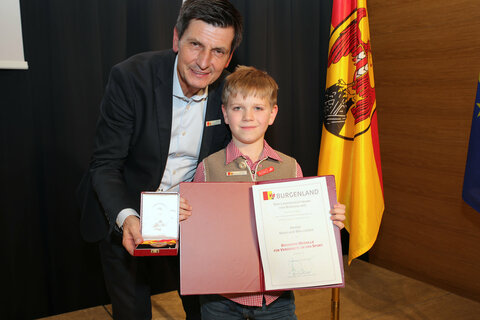 Sportlandesrat Christian Illedits bei der Übergabe der Auszeichnungen