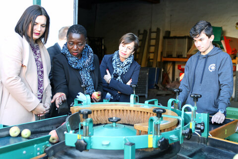 Obstbau ist einer der Ausbildungszweige der LWFS Eisenstadt. V.l. LH-Stv.in Mag.a Astrid Eisenkopf, Dr. Auma Obama, Leiterin der Sauti Kuu Foundation, Doris Schmidauer, Schirmherrin der Sauti Kuu Foundation mit einem Schüler der LWFS