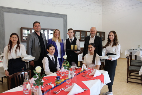 Landesrätin Mag.a (FH) Daniela Winkler (4.v.l.), Bildungsdirektor Mag. Heinz Josef Zitz (stehend, 2.v.r.) und Berufsschuldirektor Karl Kruisz (2.v.l.) mit SchülerInnen der Landesberufsschule Eisenstadt und der Polytechnischen Schulen.