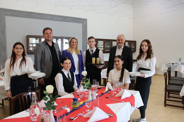 Landesrätin Mag.a (FH) Daniela Winkler (4.v.l.), Bildungsdirektor Mag. Heinz Josef Zitz (stehend, 2.v.r.) und Berufsschuldirektor Karl Kruisz (2.v.l.) mit SchülerInnen der Landesberufsschule Eisenstadt und der Polytechnischen Schulen.