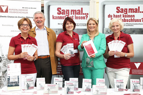 Mag.a Rafaela Weninger-Huszar, Sprachen, Zweiter Bildungsweg, Regionale Bildungsarbeit, VHS-Vorsitzender Reg. Rat Hans Spieß, VHS-GFin Dr.in Christine Teuschler, Bildungslandesrätin Mag.a (FH) Daniela Winkler, Mag.a Ursula Foki, Stellv. Geschäftsführung, LernBar, Basisbildung, Pflichtschulabschluss, Qualitätssicherung