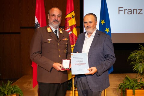 Landesfeuerwehrkommandant LBD Ing. Franz Kropf bekam für seine Verdienste um das Land Burgenland von Landeshauptmann Hans Peter Doskozil das Große Silberne Ehrenzeichen überreicht