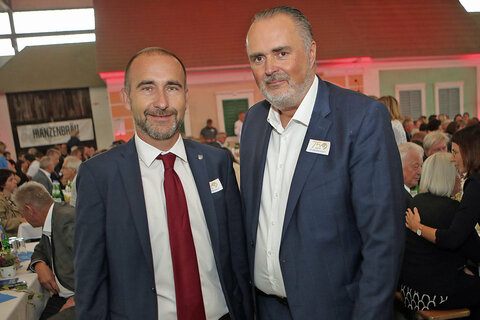 Landeshauptmann Hans Peter Doskozil mit Großpetersdorfs Bürgermeister Harald Kahr (v.r.) bei der Feier des 750-jährigen Bestehens der Gemeinde Großpetersdorf.