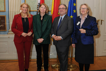 (v.l.) Landesrätin Daniela Winkler mit der neu gewählten Präsidentin der Synode der Evangelischen Österreichs, Ingrid Monjencs, Bischof Michael Chalupka und der burgenländischen Superintendentialkuratorin Christa Grabenhofer beim Empfang im Schloss Esterhazy in Eisenstadt.