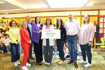 MS_Kobersdorf: LH-Stv.in Astrid Eisenkopf bei der Preisübergabe an die Mittelschule Kobersdorf.