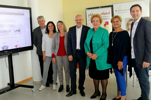Herbert Brettl, Ute Leonhardt, Rektorin Sabine Weisz, Bildungsdirektor Heinz Josef Zitz, Landtagspräsidentin Verena Dunst, Projektleiterin Doris Fennes-Wagner und Markus Neuhold.