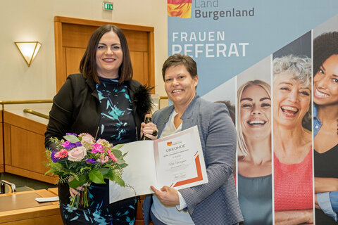 Die Zweitplatzierte Ute Wagner mit Landeshauptmann-Stellvertreterin Mag.a Astrid Eisenkopf.