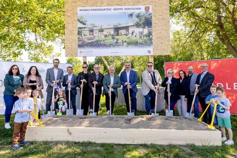 Spatenstich für den neuen Kindergarten in Horitschon in Anwesenheit von Landesrat Heinrich Dorner und Bürgermeister Gerhard Petschowitsch (beide in der Bildmitte).