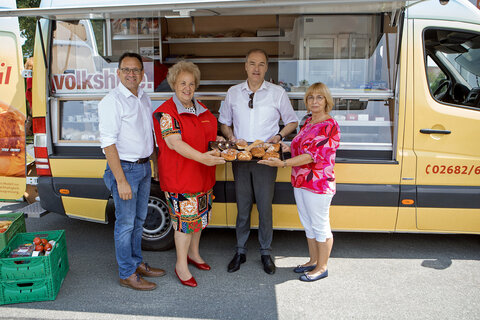 Der mobile Sonnenmarkt – das Sonnenmobil - machte mit Soziallandesrat Leonhard Schneemann und Volkshilfe Burgenland-Präsidentin LAbg. Verena Dunst Station in Königsdorf.
