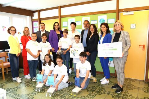 Wasser ist Leben_Gruppe: Markt St. Martin: Gaia Fiordispini, Managerin Nachhaltigkeit & CSR, Strategie & Business Development, BIPA, Michaela Mülleder, Leitung Marketing & Eigenmarken Strategie und Kommunikation, BIPA, , Bgm. Jürgen Karall, : LH-Stv.in Astrid Eisenkopf, Volksschullehrerin Gudrun Löschnauer-Kutrovats, Thomas Böhm, Vizepräsident VNÖ, GF VNÖ Julia Friedlmayer, Schulqualitätsmanagerin Christina Schlaffer, Direktorin Theresia Trummer, Volksschule Markt St. Martin mit Schülerinnen und Schülern der Volksschule Markt St. Martin.