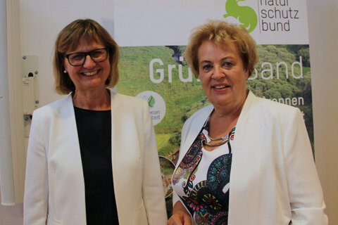 Bundesministerin für Nachhaltigkeit und Tourismus DIin Maria Patek MBA mit Landtagspräsidentin Verena Dunst bei den Feierlichkeiten 30 Jahre „Grünes Band Europa“