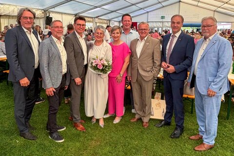 Die Gemeindeverantwortlichen mit Bürgermeisterin Ulrike Kitzinger an der Spitze, konnten zum Jubiläum zahlreiche Gäste begrüßen (v.l.): LAbg. Bürgermeister Gerhard Hutter, Alt-Bürgermeister Alfred Krenn (Sigless, 2002-2012), GVV Präsident Bgm. Erich Trummer, Bgm.in Ulrike Kitzinger, LAbg. Bgm.in Claudia Schlager, LAbg. Bgm. Thomas Hoffmann, Alt-Landeshauptmann Hans Niessl, Landesrat Dr. Leonhard Schneemann und Alt-Bürgermeister Josef Kutrovatz (Sigless, 2012-2021)