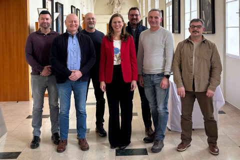 Landeshauptmann-Stellvertreterin Anja Haider-Wallner (4.v.r.) mit den amtlichen Naturschutzorganen Peter Schneemeyer, Peter Schiessl, Roland Pfeiffer, Günther Seidl, Dietmar Rudolics und Gerald Nief (v.l.).
