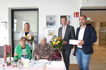 Landesrat Dr. Leonhard Schneemann gratulierte gemeinsam mit den Großpetersdorfer Gemeindevertretern Bürgermeister Harald Kahr (rechts im Bild) und Vizebürgermeisterin Olivia Kaiser (links im Bild) Anna Schuch zum 101. Geburtstag.