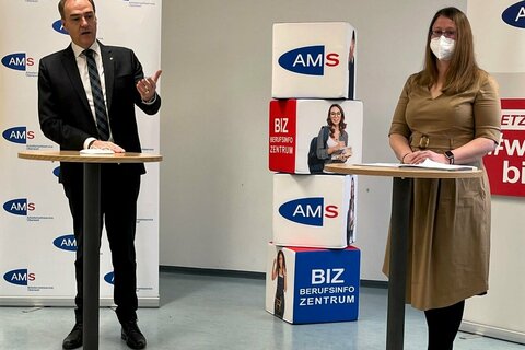 (v.l.n.r.): Landesrat Dr. Leonhard Schneemann mit der stellvertretenden Landesgeschäftsführerin des AMS Burgenland, Karin Steiner, BA