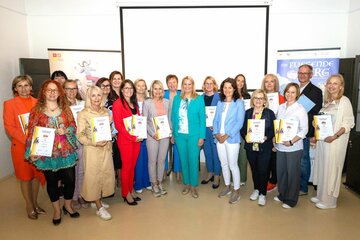 Bildungslandesrätin Daniela Winkler mit den Vertreterinnen und Vertretern der ausgezeichneten Schulen